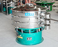 旋振篩多采用立式振動(dòng)電機(jī)作為激振來(lái)源，利用偏心塊的夾角的不同實(shí)現(xiàn)物料在篩網(wǎng)上運(yùn)動(dòng)的軌跡調(diào)整。