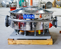 直排篩可分為單雙振動(dòng)源兩種，但其電機(jī)是懸掛在振動(dòng)篩框的外側(cè)，振動(dòng)理相對(duì)比較大。