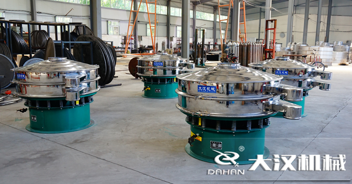 磨料振動(dòng)篩的工作原理：是由直立電機(jī)作為激振源，用來幫助物料進(jìn)行運(yùn)動(dòng)并且實(shí)現(xiàn)，理想的分級除雜效果。