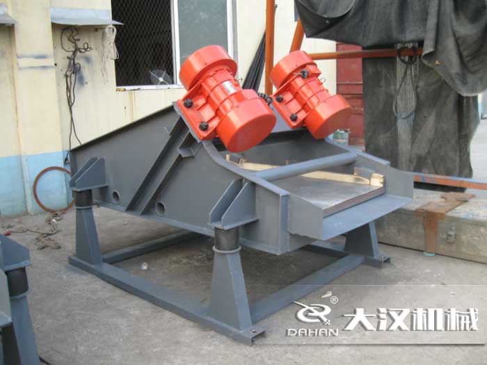 礦用振動(dòng)篩采用優(yōu)質(zhì)的錳鋼材質(zhì)，主要特點(diǎn)就耐磨性強(qiáng)，對(duì)于礦用振動(dòng)篩來(lái)說(shuō)其，耐磨性是非常重要的。