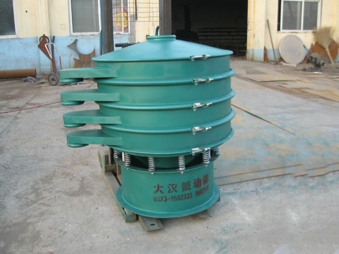 直徑1000型振動(dòng)篩除了有碳鋼材質(zhì)其還有不銹鋼+碳鋼，以及全不銹鋼的選擇，用戶可根據(jù)用戶物料的性質(zhì)不同可進(jìn)行選擇。
