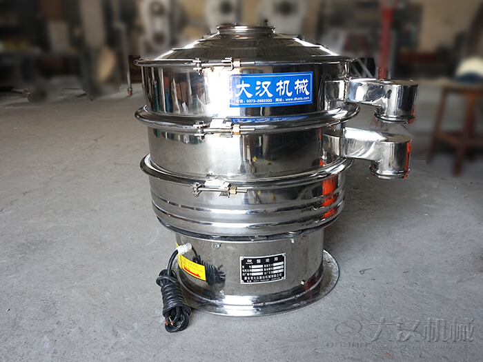 醫(yī)藥振動篩主要采用的是304不銹鋼振動篩，優(yōu)勢：設(shè)備干凈衛(wèi)生，不易生銹，使用壽命長久，經(jīng)久耐用。